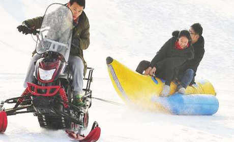 仅88元，享原价110元【延庆】柳沟激情冰雪欢乐套票，包含：门票+雪地转转（5分钟）+雪地摩托（1圈）+雪地悠波球（10分钟）是北京的戏雪乐园中数一数二大的场地。主要有三大看点：冰雪、马戏、市集。