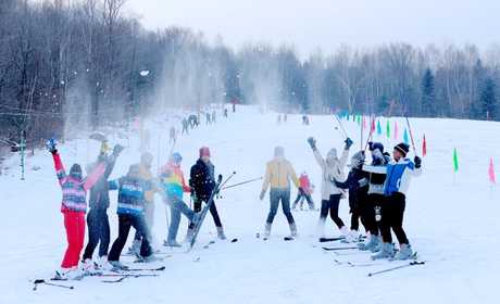 仅108元，享原价128元的【伊春】九峰山滑雪场春节票一张，九峰山滑雪场建造的冰湖场地，适合团体竞技，还有“老司机”驾驶着冰爬犁来回穿梭，让游客在这最传统的运动项目里与冰雪亲密接触。