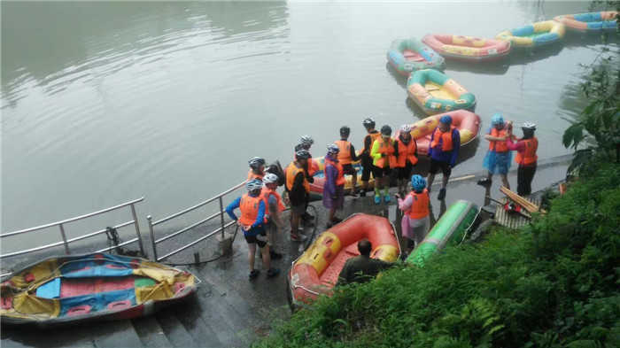 仅106元，享原价168元【桂林】十二滩漂流成人门票。十二滩河谷两岸是高耸入云的山崖和叠障的梯田，从山脚到山顶分布着苍翠茂密的原始次森林。