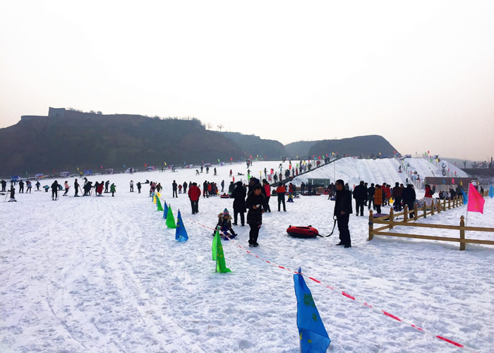 仅25元，享原价30元【礼泉县】烽火滑雪场平日周末成人戏雪票，包含嬉雪区：雪球夹，雪片，雪球炮，无动力雪车，悠波球，香蕉船，是陕西项目最多、价格最低的多功能雪场，是陕西最好的亲子滑雪场。