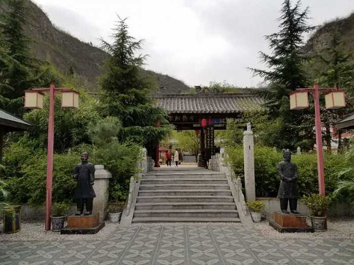 仅30元！享原价40元的【邯郸市】聚龙山莲花洞景区门票，包含：景区门票一张，莲花洞是天然溶洞，据专家确定形成于5亿年前。洞内景观奇妙，神秘无限，曲径通幽，秀丽壮观。