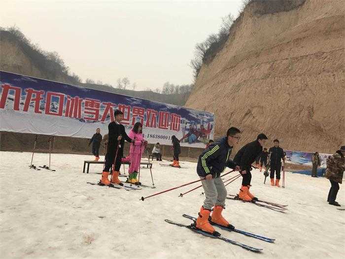 仅108元，享价值118元【郑州市】九龙口冰雪大世界春节日场滑雪3小时单人票一张，商家提供雪板、雪鞋、雪杖；来九龙口冰雪大世界，呼吸着山野森林的清新，释放你的“雪瘾”！