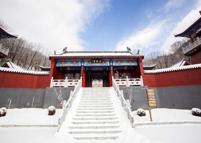 仅50元就享受60元的【本溪】铁刹山风景区门票一张，丰富的人文景观、浓厚的道教文化色彩以及森林、峰岩、气象、季象等自然景观，使铁刹山成为一处难得的景观资源区。