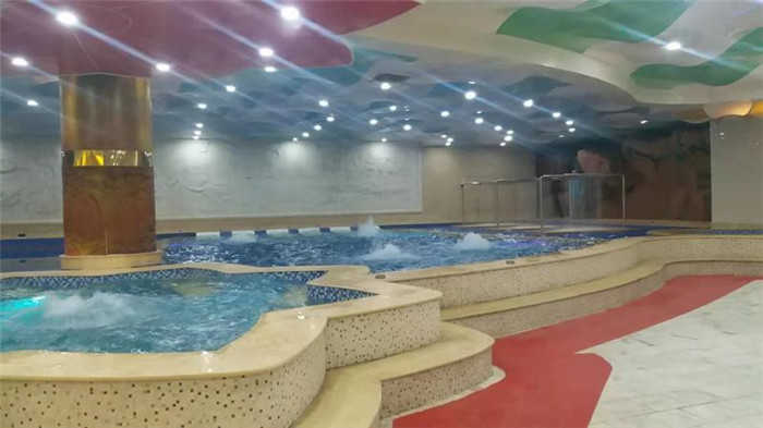 现价25元的【张家口】大好河山度假村单人搓澡票一张（含澡巾）。酒店A区为各类豪华客房九十余间设施设备高档，装修时尚、新潮，格调温馨，所有房间均设备齐全。