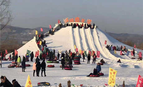 仅99元享原价115元的【鸡西市】鸿翔嘉年华戏雪乐园套票一张，包含：高山雪圈，全地形甩圈，雪地坦克，雪地摩托，速度装甲车，冰上碰碰车，儿童DIY，冰上漂移车，脚踏卡丁车，冰上自行车，雪地悠波球等等