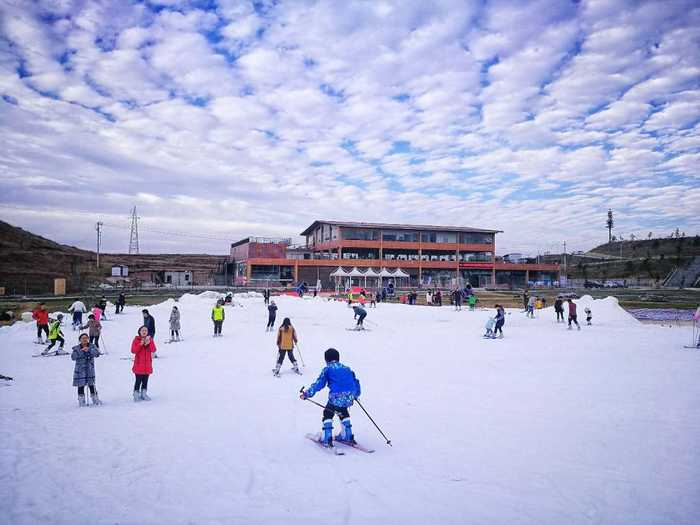 仅252元！享门市价300元的【贵阳市】云顶滑雪场周末节假日上午滑雪3小时门票，包含：雪板、雪鞋、雪仗，是贵阳首家以滑雪为特色，集娱乐、美食、会议、垂钓、拓展培训和滑雪运动学校为一体的体育休闲主题乐园