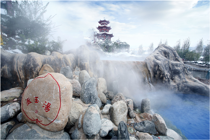 仅88元享原价215元的【汤峪镇】汤峪碧水湾温泉门票+自助餐成人票  汤峪温泉春天，百花怒放，满园春色。夏天，浓荫蔽日，凉风习习，清爽宜人，乃避署胜地。秋天，遍地黄栌，温山红叶，最能助人游兴。