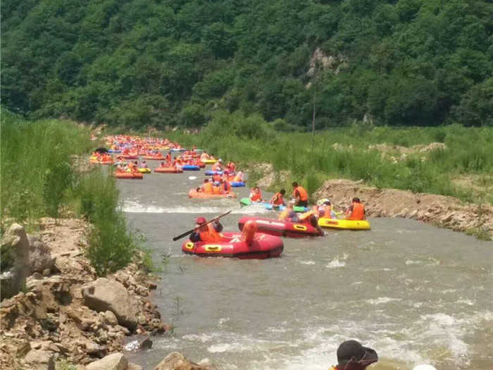 仅386元就享受396元的【抚顺市】红河南天门景区漂流单人票+小木屋（3人间），含：景区观光车，转水湖漂流，水域全长7.8公里，20于处急流，水流湍急，激流勇进。