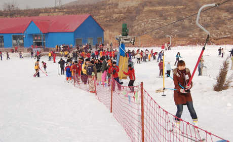 仅29.9元！享门市价39.9元的【石家庄】秦皇古道滑雪场全天滑雪门票，包含：滑雪全天滑雪门票一张，总投资2000万元人民币，滑雪场功能齐全，设施完备，雪场内设有滑雪（草）运动区，娱雪活动区等。