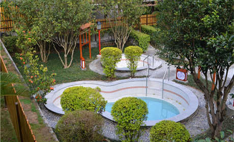 仅230元，享原价258的【广州】银泉酒店+广东温泉宾馆温泉（单人周末票），这里是闻名海内外的风景区与疗养胜地，以水质好、水温高、泉景佳为著被人们称为“岭南第一泉”。