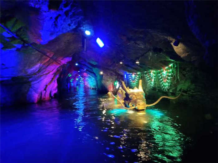 仅110元享原价118元的【石家庄】拦道石丽水洞门票，丽水洞三面环山，植被茂密，洞内五彩灯光装饰，仿佛进入梦幻世界，常年恒温，在20度左右，四季皆宜。