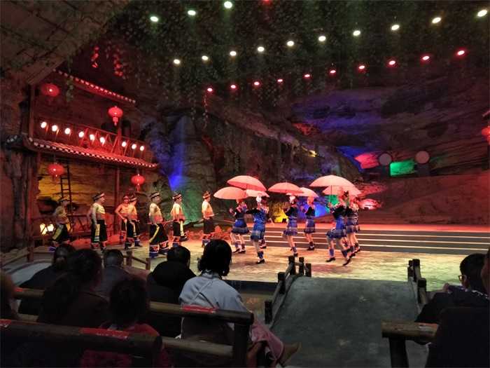 仅180元，享原价228元的【凤凰县】福地洞天篝火晚会家庭三人票，福地洞天大型原生态篝火晚会，是全国唯一一家中国有代表性天然溶洞晚会，演绎神密湘西巫傩千年文化，解读湘西赶尸，阿哥阿妹赶边边场特色风俗。