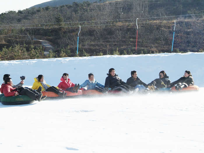 仅29.9元！享门市价128元的【石家庄】秦皇古道滑雪场平日节假日滑雪门票，包含：滑雪场滑雪门票一张，总投资2000万元人民币，滑雪场功能齐全，设施完备，雪场内设有滑雪（草）运动区，娱雪活动区等。