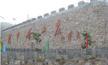 仅25元享原价30元的【平谷】挂甲峪乡村旅游景区门票一张、眺望远端，依次能看见四座楼，东南是金海湖和盘山，南面，是平谷县城，西南，能远眺北京城，西北是密云区和密云水库。