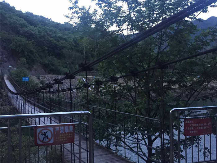 仅100元，享价值120元【金华】磐安双溪滩东岩山庄住宿票一张，游鱼戏水，四季常绿，山峦叠嶂的奇景，感受从高山玉带奔流而下的刺激，尽情感受旋转，飞跃，驰骋，尖叫，让身心得到最好的放松和享受。