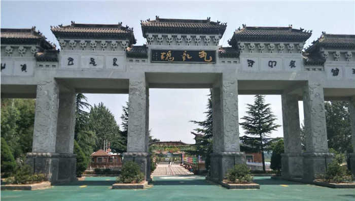 仅68元，享原价80元的【邯郸】九龙槐风景区一票通(包含入园门票、冰雕、九龙槐、伏羲庙)。因其树干似九棵树长在一起，树上又生有九大干枝，腕蜒曲折，故被称为“九龙槐”。