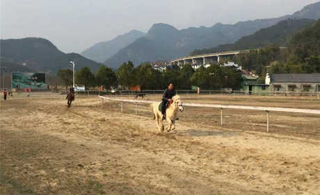 仅90元就享受100元的【潜山县】白马潭竹筏漂流门票一张，景区旅游项目主要有：特色逆顺竹筏漂流、皮艇漂流、马术、卡丁车、烧烤、篝火、户外露营及特色农家餐等。