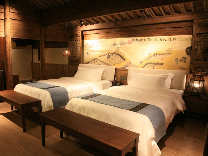 【黄山市】水墨东篱特色标准房住宿一晚，包含：早餐，1.2米床共两张，室内有冰箱，榻榻米茶台，大浴缸，洗护用品12件套。 赠送精美果盘，徽式点心。