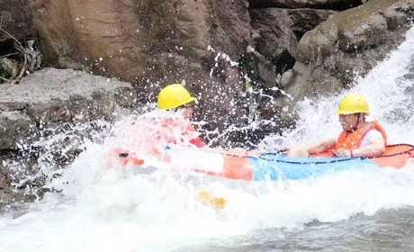 仅90元！即可购买最高价值110元金峰峡谷漂流成人票；金峰峡谷漂流景区位于国家AAAAA级风景区千岛湖金峰乡朱峰源，距国际花园城市---千岛湖镇仅8公里，是距千岛湖城区最近、最具特色的峡谷漂流。