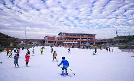 仅252元！享门市价300元的【贵阳市】云顶滑雪场周末节假日上午滑雪3小时门票，包含：雪板、雪鞋、雪仗，是贵阳首家以滑雪为特色，集娱乐、美食、会议、垂钓、拓展培训和滑雪运动学校为一体的体育休闲主题乐园