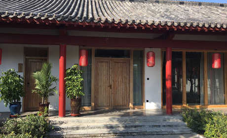 仅488元！享原价888元的【洛阳市】玖玖温泉四合院小标间住宿套票，包含：双人住宿+双人温泉+双人早餐+一份水果+莲花水城温泉门票2张等