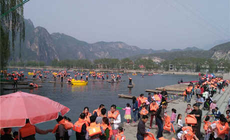 仅49元就享受149元【保定市】银湖水上乐园门票一张：含：快艇一圈，脚踏船，手摇船，竹筏，银湖水上乐园是野三坡目前较大的水上乐园。