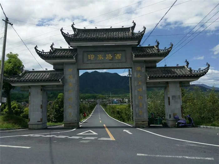 仅70元就享受88元的【宣城市】路西风景区漂流成人门票一张。姹紫嫣红的春天，绿肥红瘦的初夏，稻硕古黄的秋天，皑皑白雪的冬景，绘就如诗如画的四季美景。