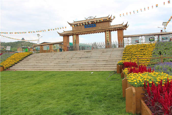 仅23元就享受25元的【房山】沃联福天开花海景区儿童门票一张：天开花海规划总面积10000亩，花卉品种有：柳叶马鞭草，百日草，醉蝶，金鸡菊，天人菊，薰衣草、油菜花等30余种。