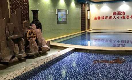 仅需38元，享价值58元【郑州市】豪门温泉酒店双人洗浴门票一张，可供两人使用，商家免费提供毛巾、洗浴用品、拖鞋等；养身与环保的完美结合，带给您舒心满意的居停体验。