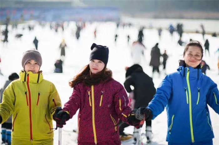 仅128元钱享受原价190元【徐州市】大景山滑雪场3小时滑雪门票，雪场各项雪道及雪地游乐区面积达到6万余平方米，日接待游客可达到6000人。滑雪乐园拥有滑雪道、雪圈道、雪地摩托、等雪地运动项目。