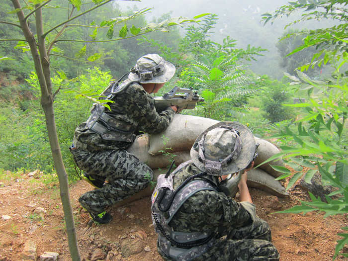 仅98元，即享原价98元的【桥西区】百草园基地真人CS大战1小时门票，包含：真人CS大战1小时门票，百草园休闲游玩基地，市区开车20分钟即可到达，离市区近的同时又远离了市区的喧闹。