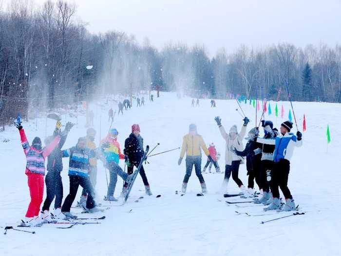 仅108元，享原价128元的【伊春】九峰山滑雪场春节票一张，九峰山滑雪场建造的冰湖场地，适合团体竞技，还有“老司机”驾驶着冰爬犁来回穿梭，让游客在这最传统的运动项目里与冰雪亲密接触。