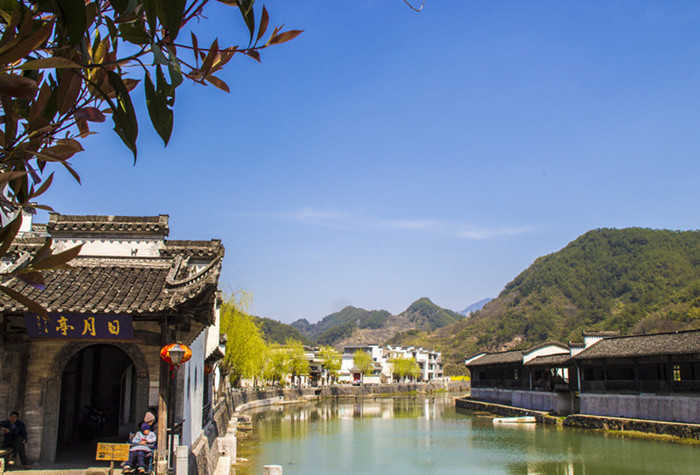 仅54元！享原价60元的【绩溪县】太极湖村门票，包含：太极湖村成人门票一张，太极湖村为国家历史文化重点保护区，也是世界非物质文化遗产重要传承区。拥有八百多年历史的古村落。