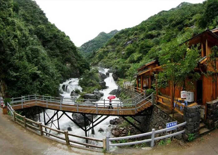 仅45元可享受门市价50元的【台州】布袋山旅游风景区门票一张，布袋山风景区，主要由弥勒谷景区、古村落景区和布袋溪漂流三大景区组成，也称为一拖三景区。她坐落于括苍山支脉，大基尖（海拔1250多米）的北面