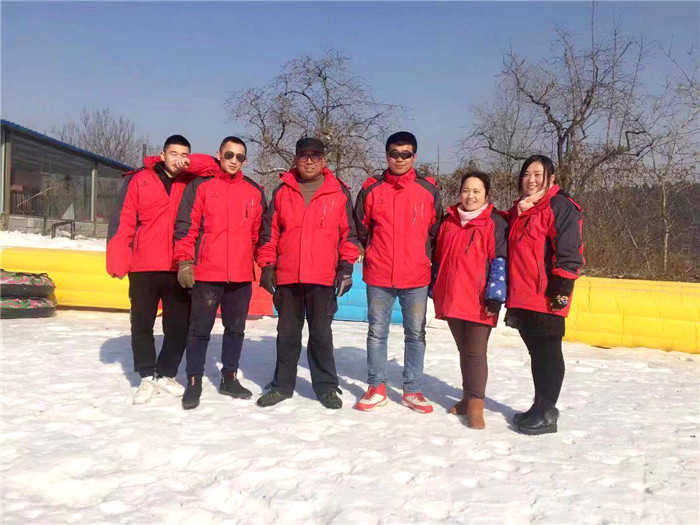仅178元享原价198元的【济南】润翔滑雪场平日周末全天滑雪场套票一张，具有300多米长雪道并设有进口魔毯，让滑雪者体验滑雪乐趣。雪上飞碟、儿童雪上摩托、雪地碰碰车、雪地转转等游乐设备可供租用。