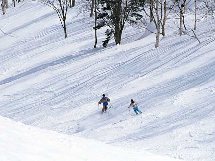 特价票29.9元！享门市价128元的【石家庄】秦皇古道滑雪场平日节假日滑雪门票，包含：滑雪场滑雪门票一张，总投资2000万元人民币，滑雪场功能齐全，设施完备，雪场内设有滑雪（草）运动区，娱雪活动区等。
