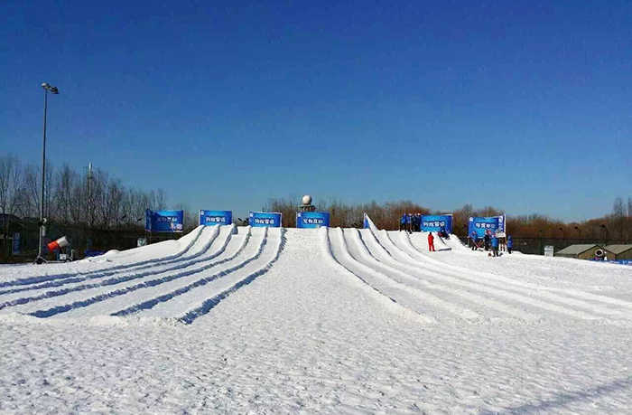 仅58元！享门市价156元的【朝阳区】望和奥普乐冰雪王国越野滑雪套票，包含：越野滑雪门票1张（含雪具半小时）、雪上飞碟1次、 雪上挖掘机1次 、儿童戏雪区(不限时)。