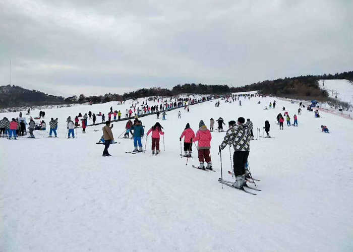 仅50元，享原价100元【威海】山泰生态园滑雪场周末3小时滑雪票，在您畅快体验雪上运动乐趣的同时，亦可品尝到山泰生态餐厅特色农家宴，山泰生态园让您和家人在这个冬天尽享天伦之乐！