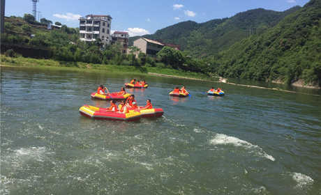 仅88元，享价值120元【金华】磐安双溪滩漂流成人门票一张，游鱼戏水，四季常绿，山峦叠嶂的奇景，感受从高山玉带奔流而下的刺激，尽情感受旋转，飞跃，驰骋，尖叫，让身心得到最好的放松和享受。