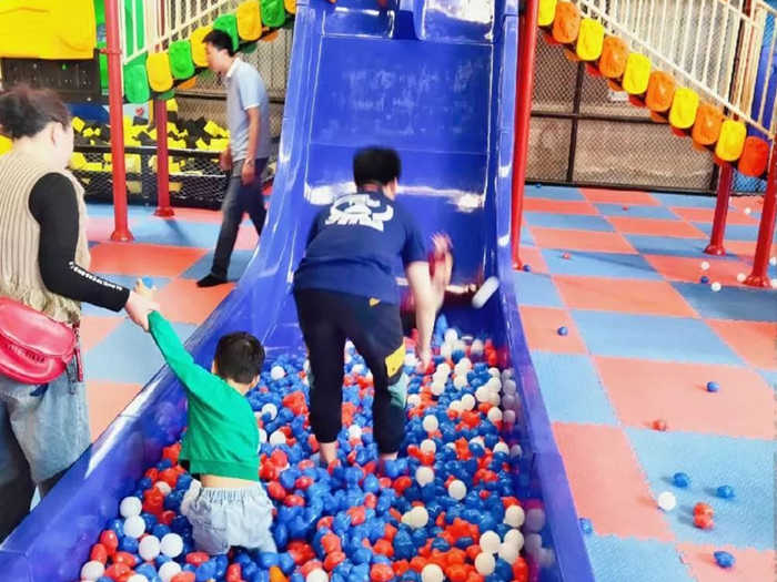 仅29.9元，享原价120元的蓝鲸蹦床主题公园成人门票一张，仅限500张限时抢购，含：国民粘粘乐、高区攀岩、网红海绵池、狂野灌篮手、梦幻淘气堡、速降滑雪、蜘蛛塔、网红碰碰球、自由蹦床区的浪漫公主抱等！