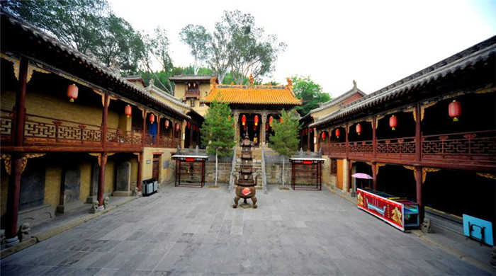 仅36元就享受40元的【晋中市】天官王府景区门票一张，含：元代民居，永宁闸，天官府，炉峰院，等是国家住房和城乡建设部、国家文物局命名的“中国历史文化名村”。