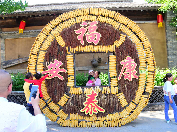 仅79.9元，享原价99元的【保定】易县恋乡太行水镇乡淘院子亲子家庭体验2+1套票一张，恋乡·太行水镇是河北省首届旅游发展大会的重点观摩项目，水镇也是乘旅发大会的东风发展壮大起来的。