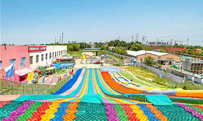 仅29.9元抢价值49元的【朝阳区】好嗨哟四季乐园七彩套票一张，景区建设有超大型粉色充气城堡、海盗船、70 米超长充气滑梯。