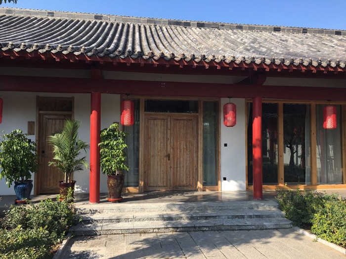 仅488元！享原价888元的【洛阳市】玖玖温泉四合院小标间住宿套票，包含：双人住宿+双人温泉+双人早餐+一份水果+莲花水城温泉门票2张等