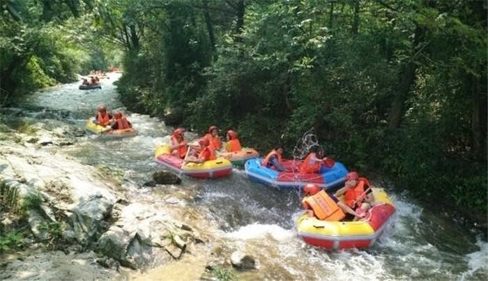 仅100元，享原价120元的【青阳县】佛缘谷漂流门票成人票。漂流河道上下游落差96米，其间水位落差3米以上的滑道和自然落差10余处，另有80米长的总体落差18米人工滑道亮点一处，漂流全程约1.2小时