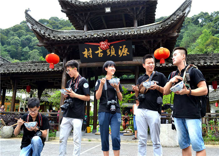 仅30元，享原价58元的【上饶】婺源源头古村景区门票，依托这里的生态环境，源头古村已经逐步成为旅游观光、商务会议、休闲养生、度假聚会的一个精品景区。