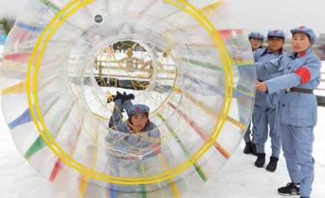 抢仅1元享原价30元【礼泉县】烽火欢乐滑雪场全天滑雪门票 包含项目：雪地稻草人、儿童无动力雪橇、悠波球 香蕉船、雪片、雪球炮、雪球夹 打雪仗、雪地日本人、雪地恐龙
