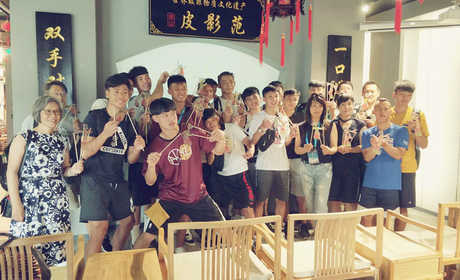 仅75元就享受门市价100元的【北京】泰山皮影成人票门票一张，包含：成人演出门票一张（观影时间约30分钟）泰山皮影堪称活的文艺化石，传承至今已有百余年的历史。