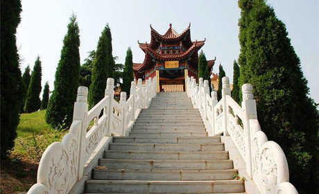 仅20元就享受25元的【菏泽】仿山寺庙门票，仿山寺庙是西周古国二十五代国君的墓地，因突兀如山，故称仿山，始建于西周，成形于两汉，历史上曾数次大兴土木，又数次毁于战乱政变，直到清末时期才形成西佛东道寺庙