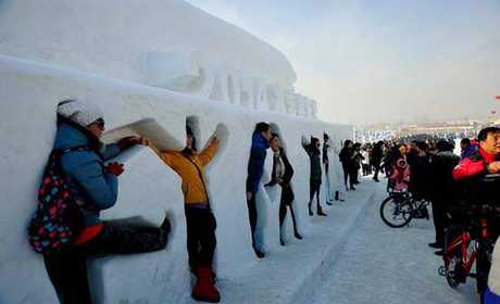 仅99元，享原价500元的【乌鲁木齐市】植物园冰雪大世界特惠预售套票，包含：滑雪圈、滑冰刀、冰雪迷宫等13个项目植物园冰雪大世界位于乌鲁木齐市新市区北京中路916号，市区内。是一家集冰雪娱乐、休闲娱乐